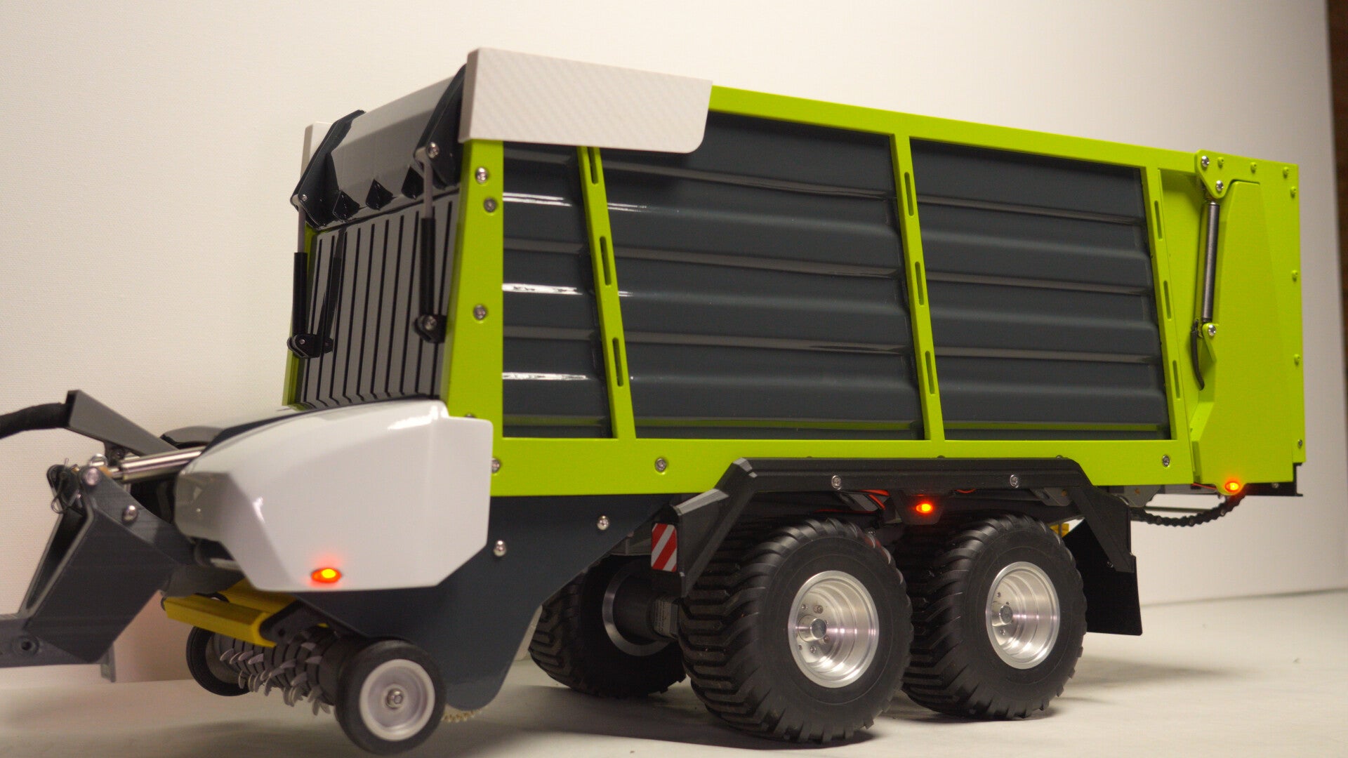 RC Ladewagen Loadteck 8400