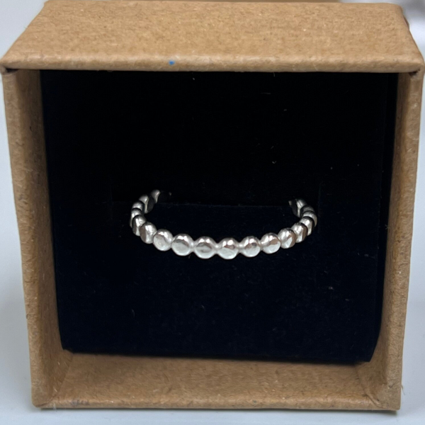 Zilveren gewalste bolletjes ring