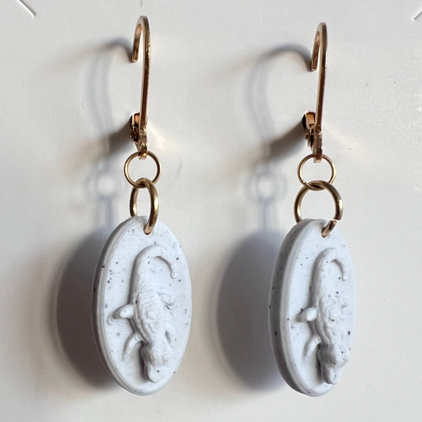 Krokodil oorbellen off-white