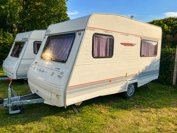 4 persoons caravan Sterckeman 390, Mtm 1000 kg, voortent, luifel