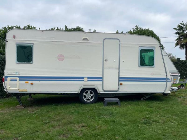 Adria Unica 502, rondzit, fransbed, voortent
