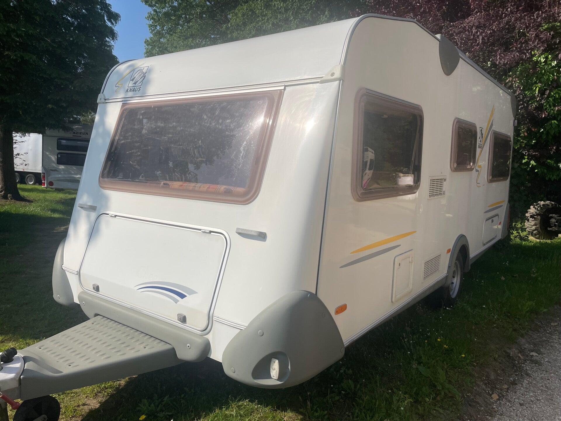 Knaus 500, rondzit, fransbed, douche