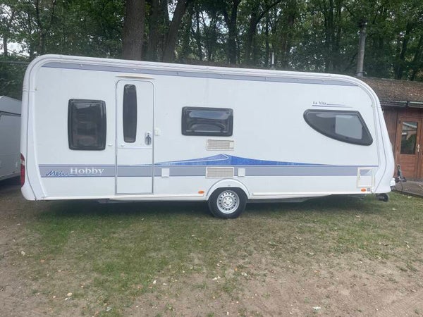 Hobby La Vita 560, 250 cm breed, 6 persoons, Stapelbed, rondzit, douche