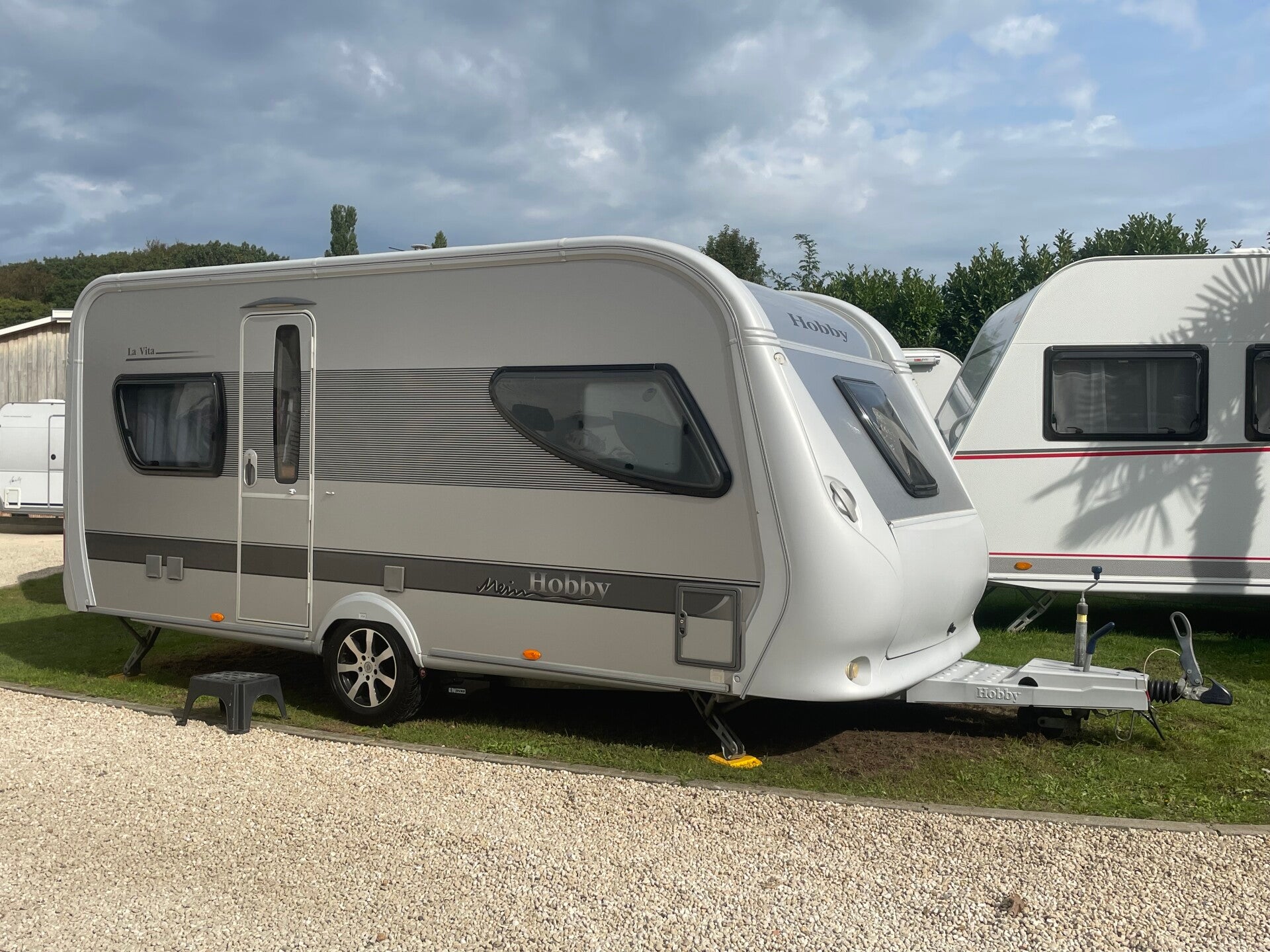 Heel mooie Zilvere caravan Hobby 460 La Vita, Bj 2010, volautomatische mover, voortent, rondzit, Frans bed