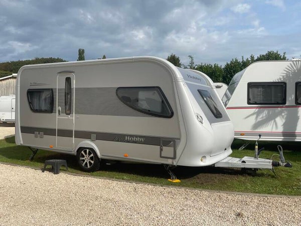 Heel mooie Zilvere caravan Hobby 460 La Vita, Bj 2010, volautomatische mover, voortent, rondzit, Frans bed