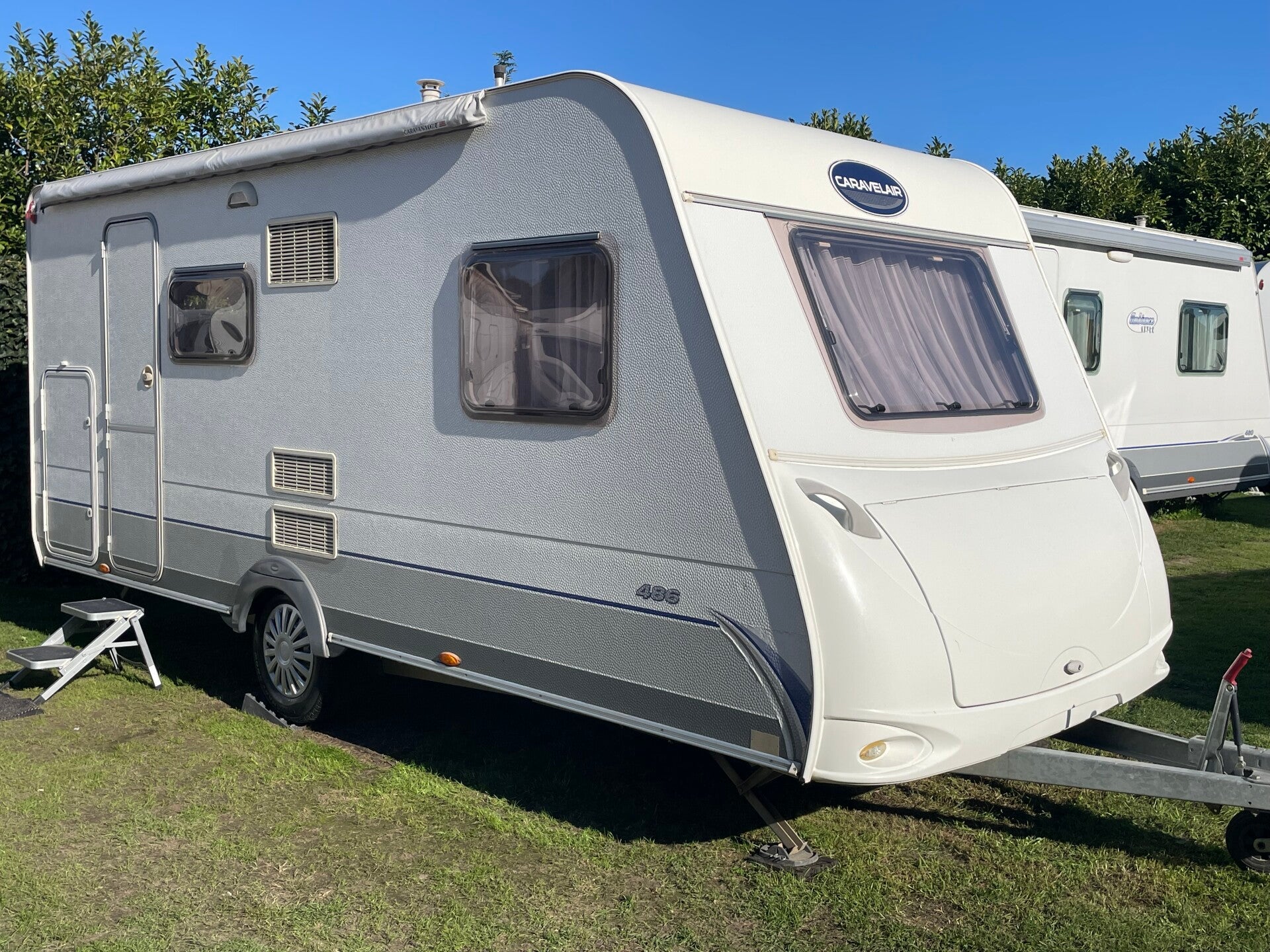 6 persoons caravan Caravelair 486, bj 2008, garagedeur, luifel