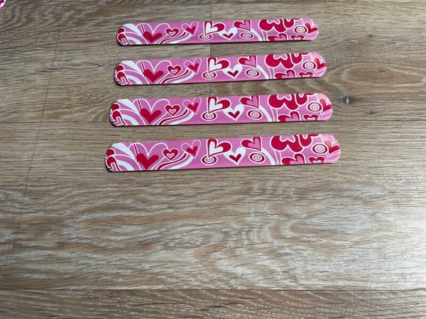 Slap bracelet / armband - roze witte hartjes