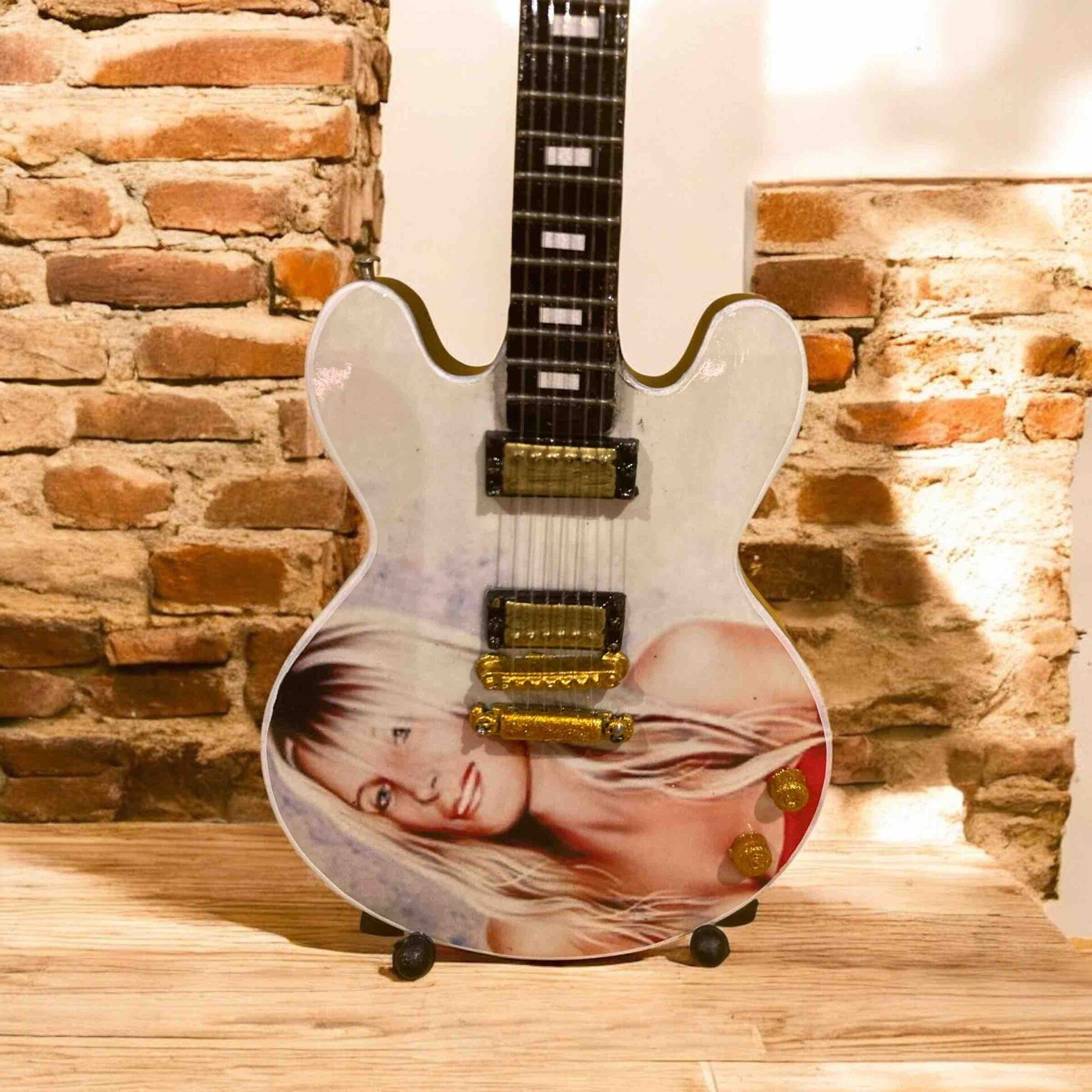 Guitare Miniature - Clin d'oeil  Joe Perry - 24,5 cm