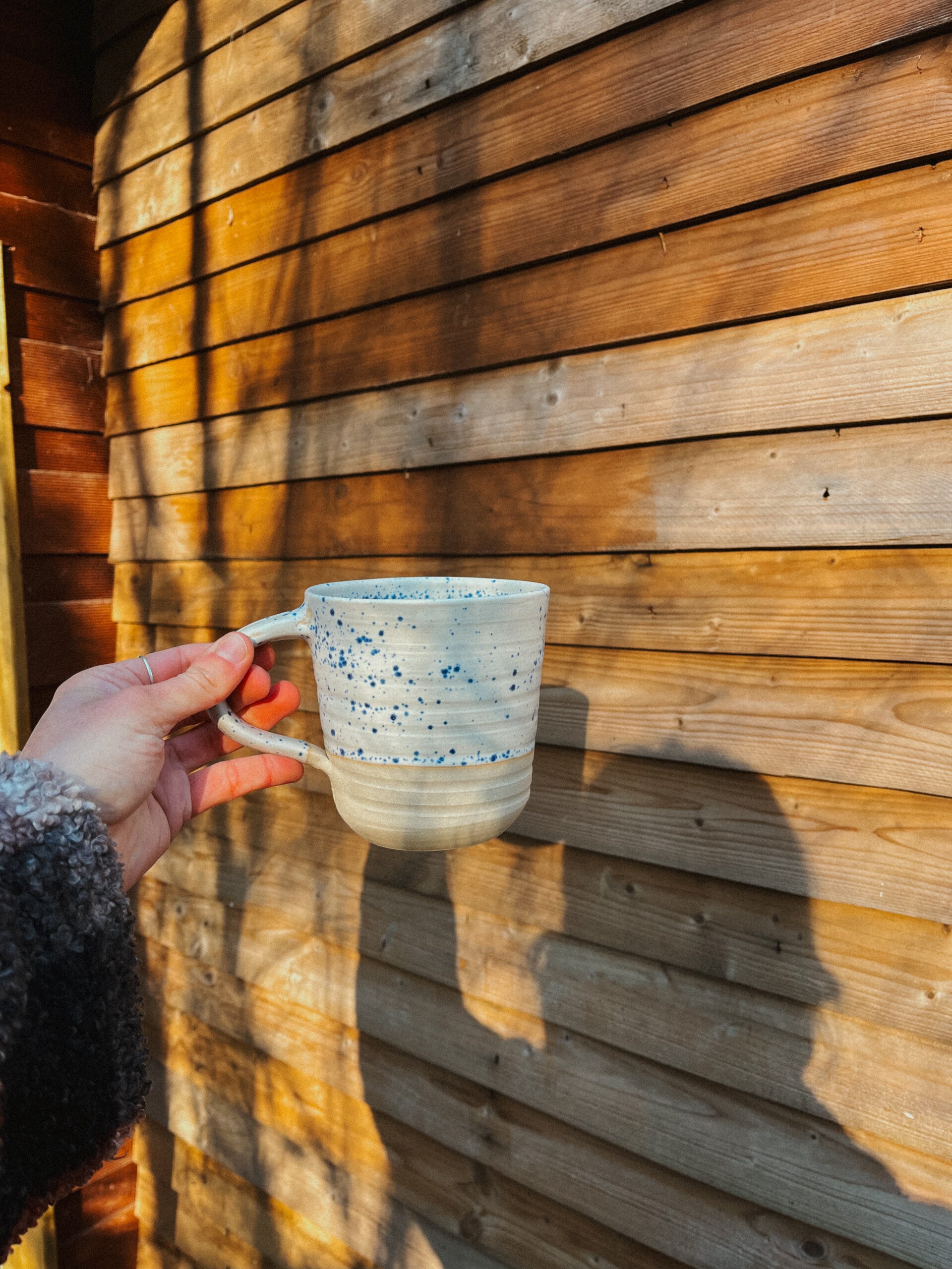 oor-kopje groot wit blauwe spikkels