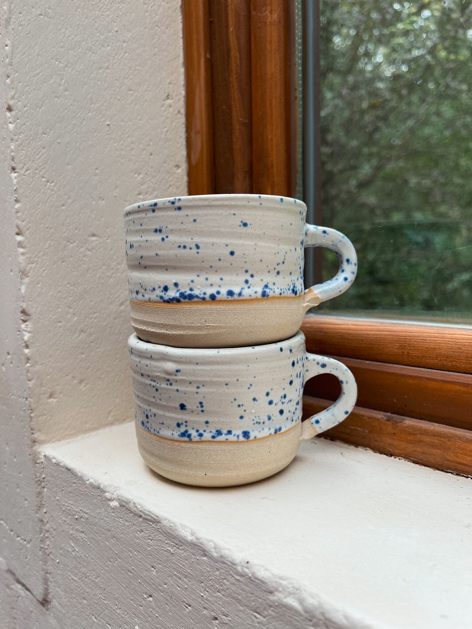 oor-kopje wit met blauwe stippen