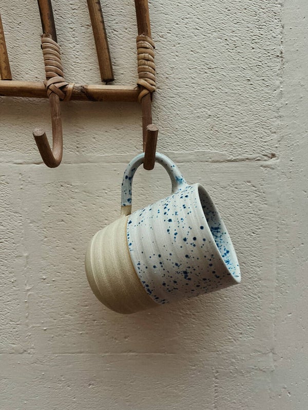 oor-kopje wit blauwe spikkels