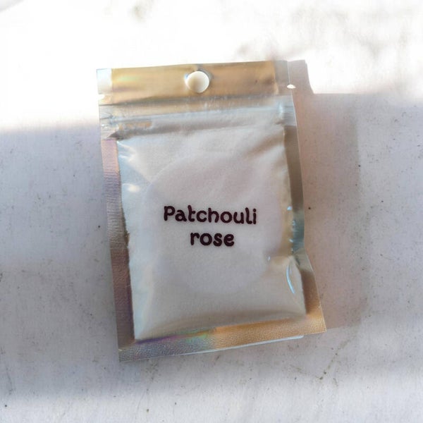 poudre parfumée odeur patchouli rose