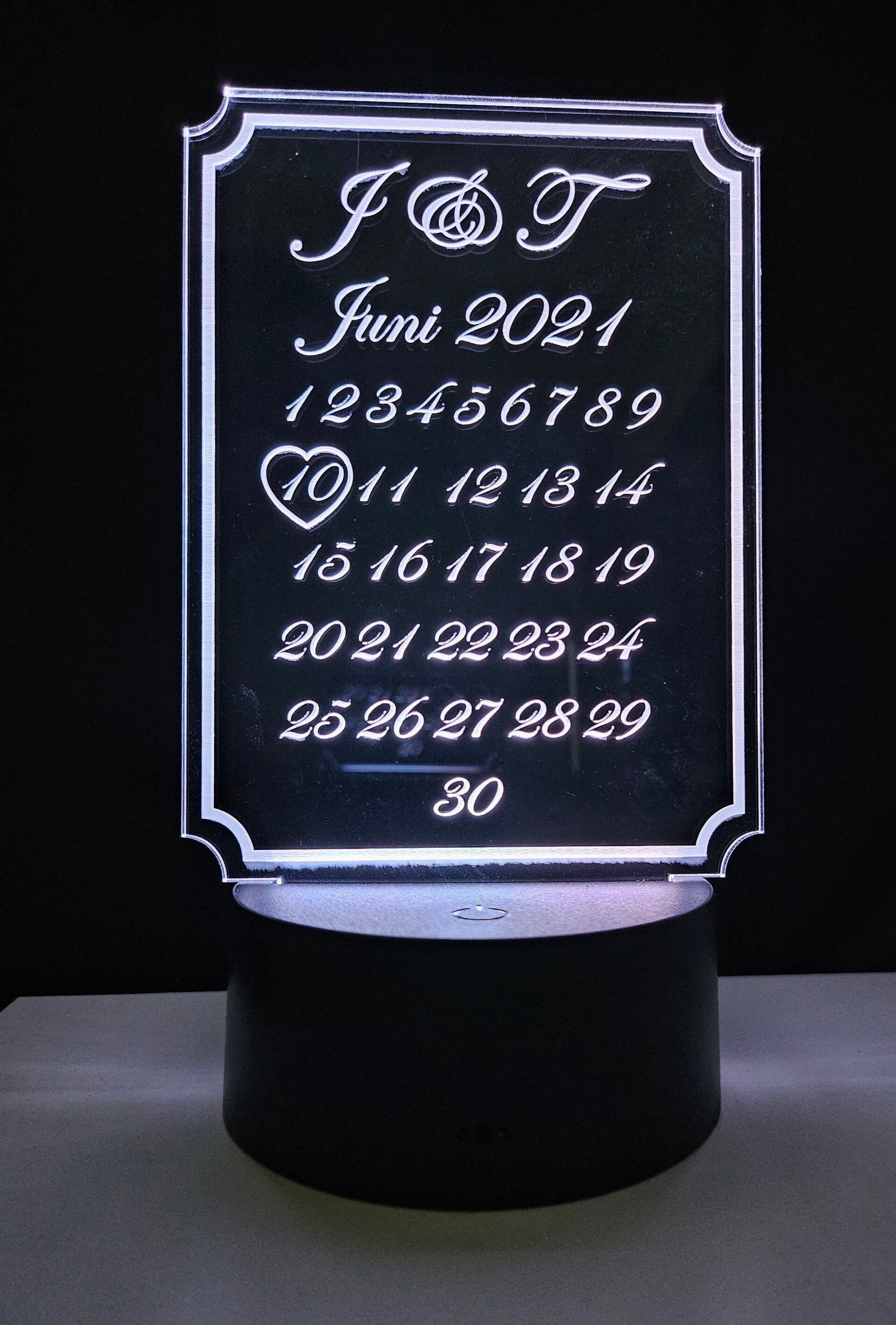 Leuchtender LED-Sockel mit personalisiertem Kalender – Ein Datum, das Ihr Herz erhellt