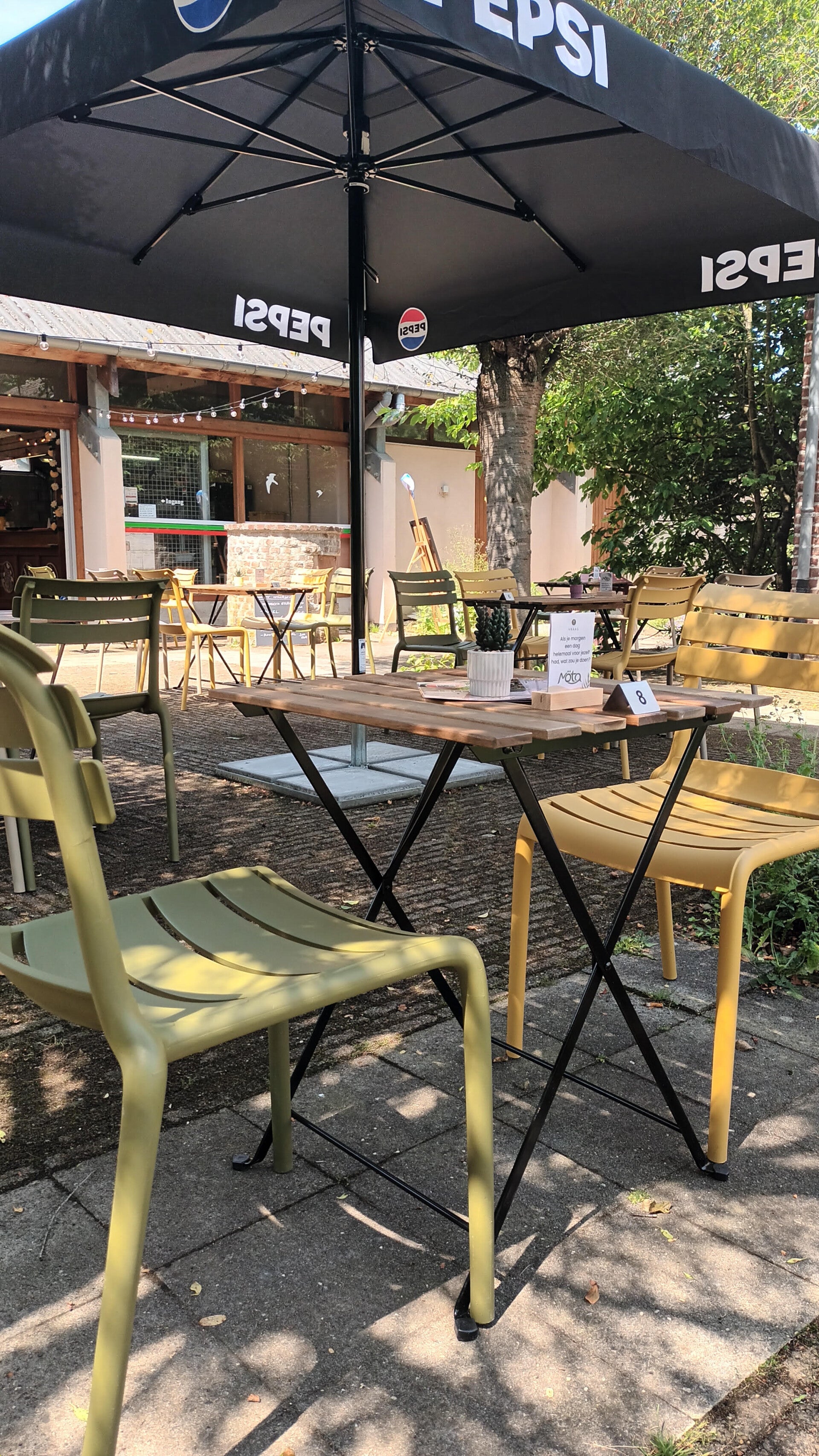terras zomerbar Möta met tafels, stoelen en lampjes