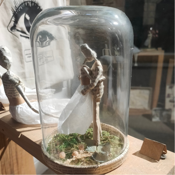 Personnages en papier sous cloche - disponible unique en boutique