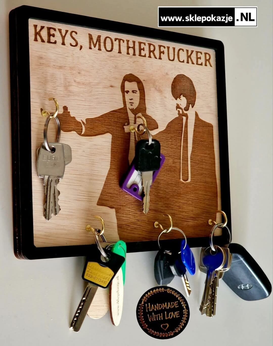 UNIKATOWY WIESZAK NA KLUCZE z grawerem akcji z "Pulp Fiction"
