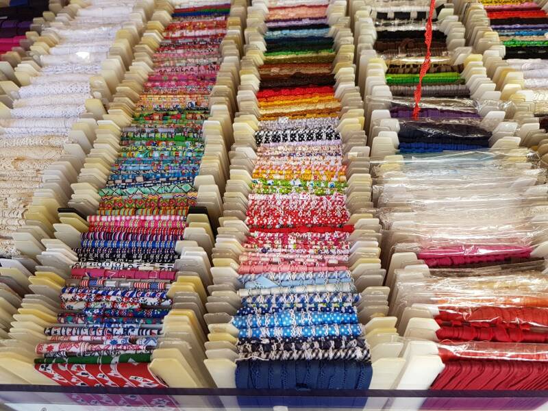 Ritsendokter, Fournituren, zelfmaakmode, band en kant