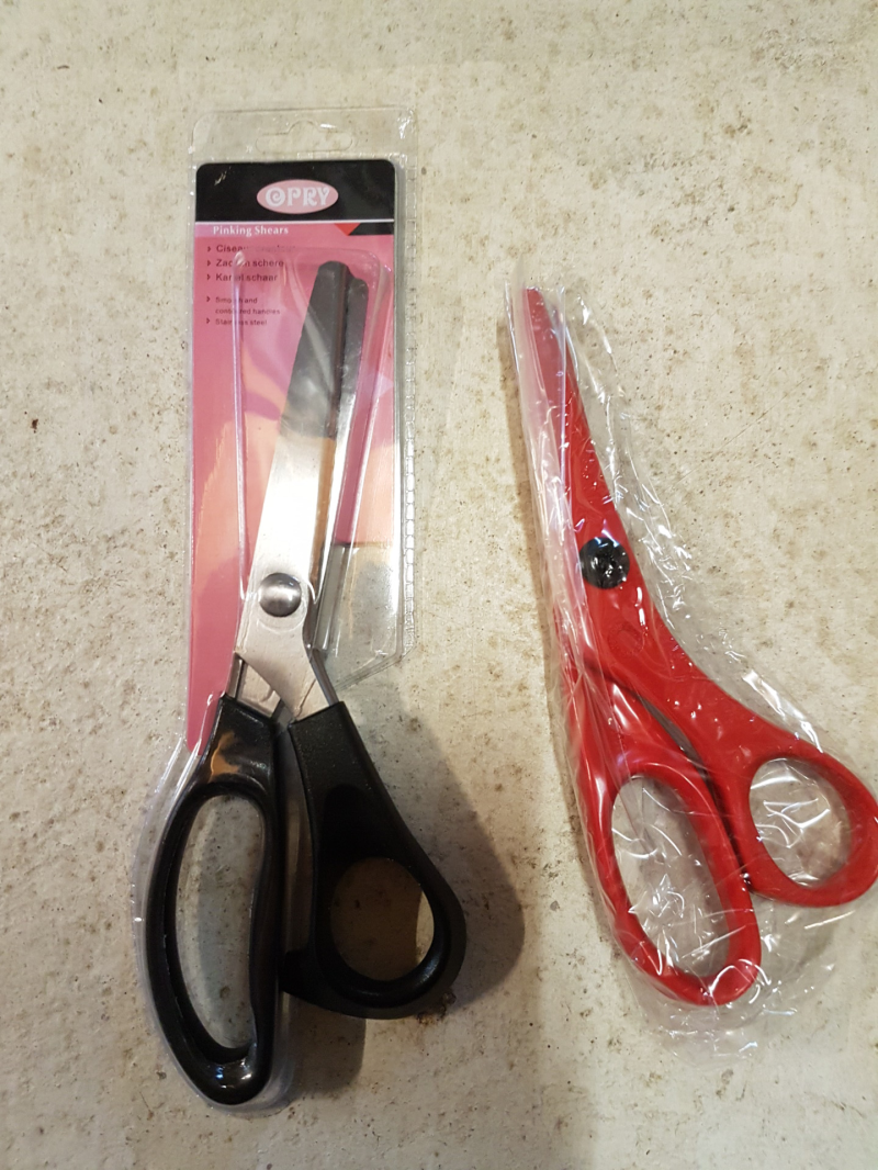 Ritsendokter, Fournituren, zelfmaakmode, kartelschaar