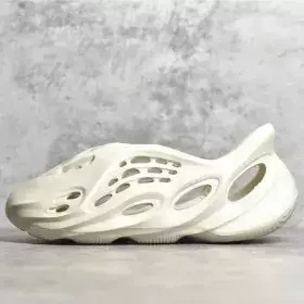 Yeezy Foam RNNR Ararat