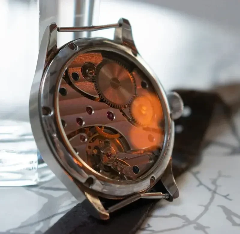 imagen de un reloj que muestra el movimiento a la vista