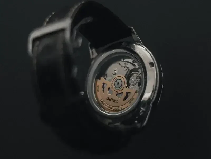 reloj con movimiento seiko automatico