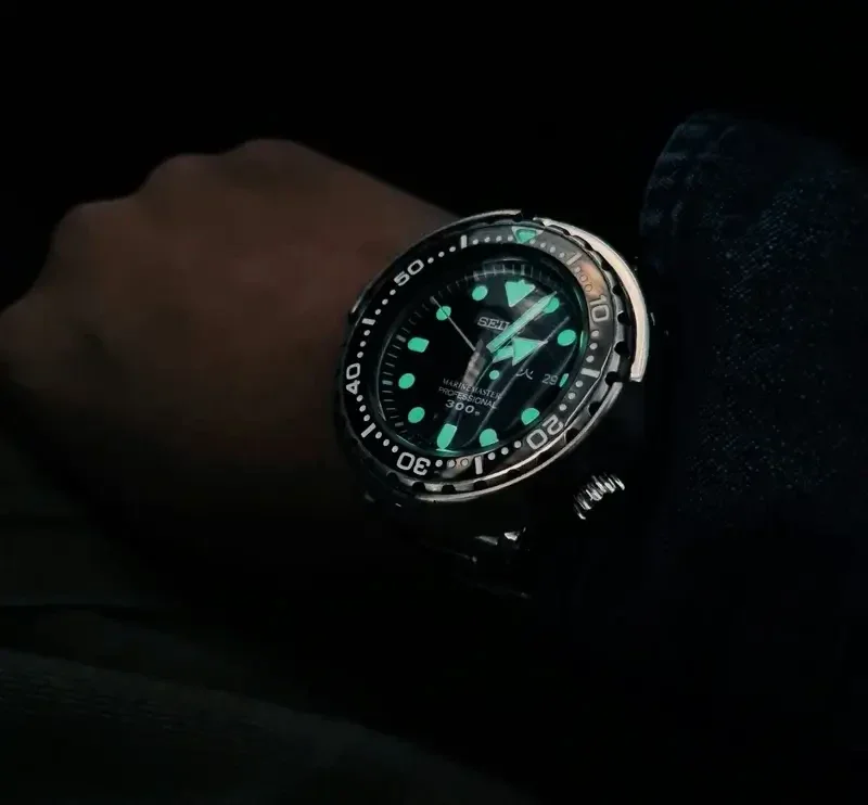 imagen de un reloj el cual se observa el lumen en la oscuridad