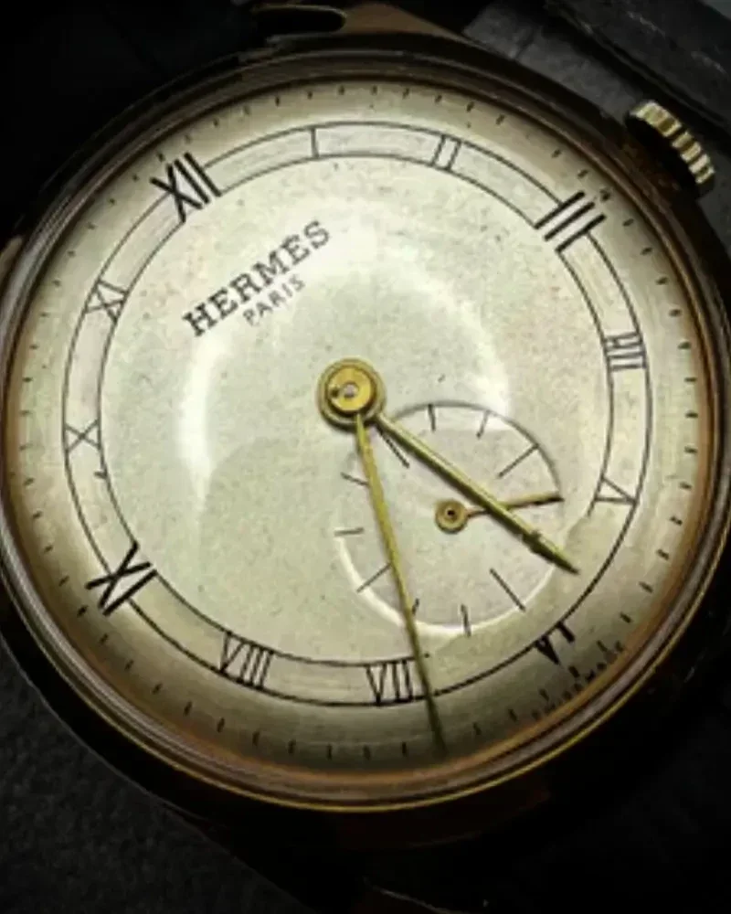 en la imagen aparece un reloj marca hermes