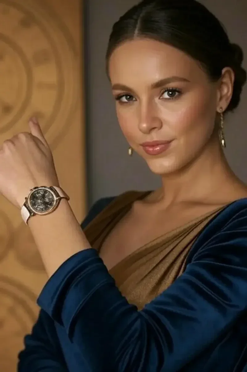 modelo, posando con un reloj