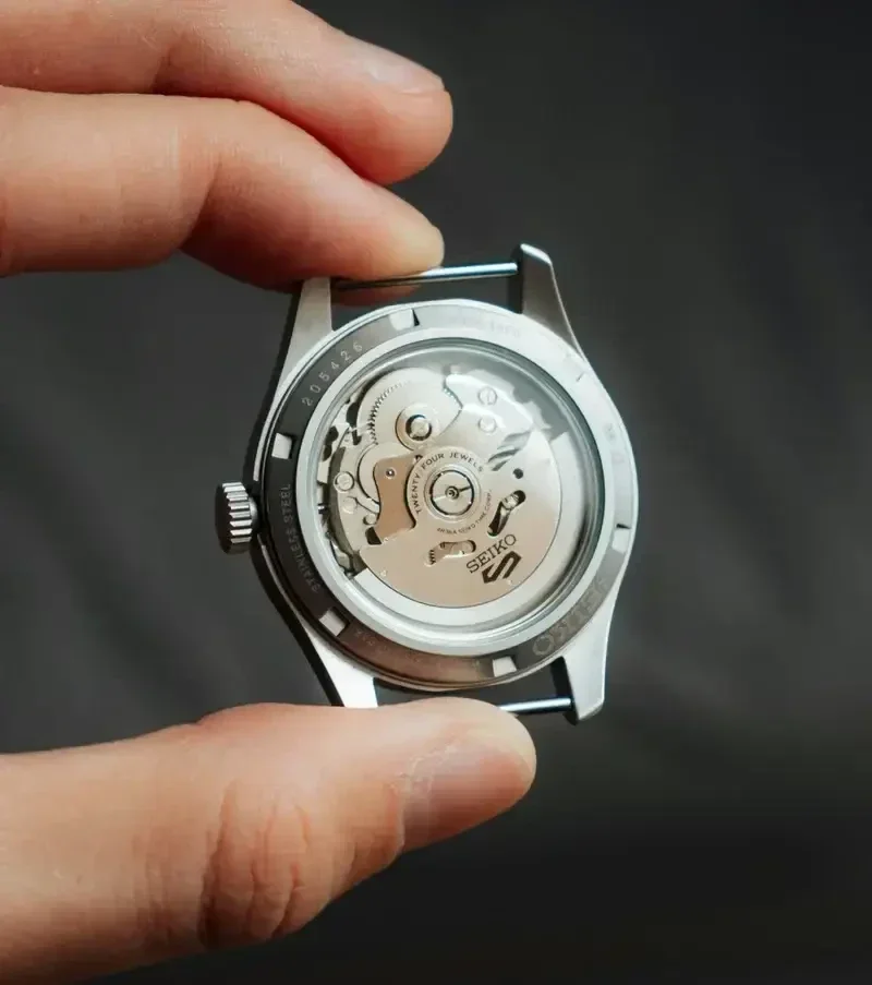 reloj con tapa trasera de cristal mostrando el movimiento