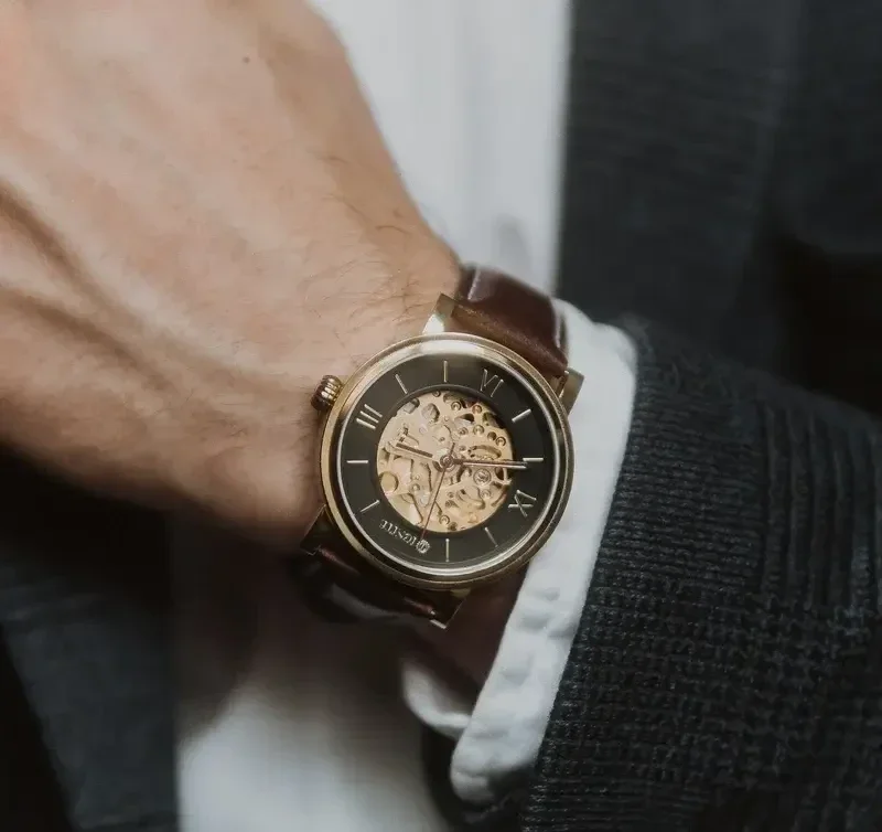 reloj de lujo puesto en muñeca de hombre