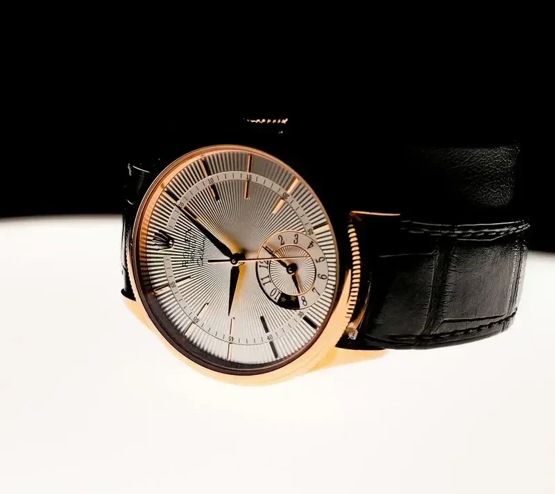 imagen que muestra  un reloj clasico con fase lunar