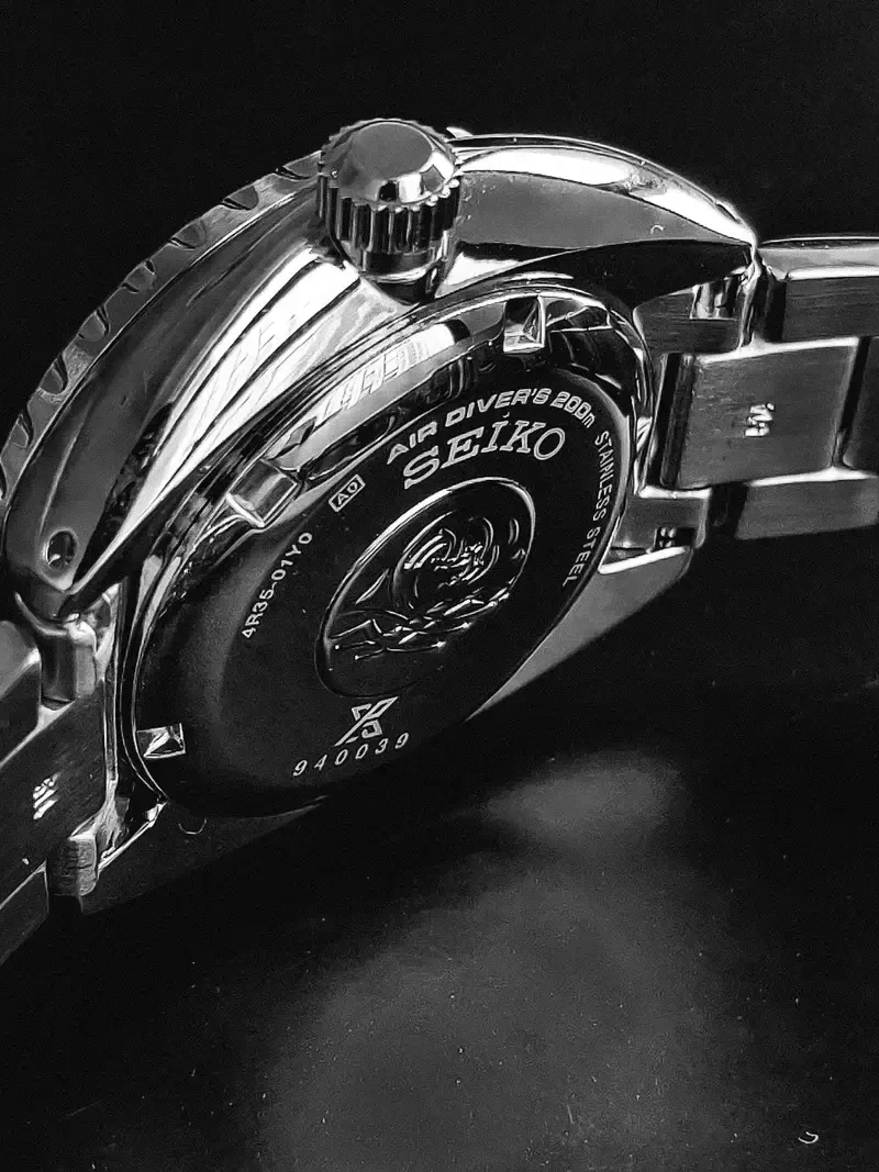 imagen que muestra la parte trasera de un reloj seiko diver