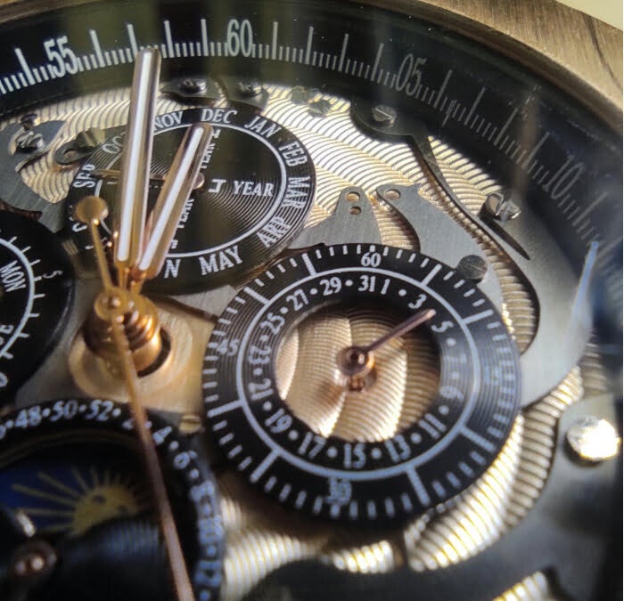 foto en primer plano de un reloj de lujo cronografo