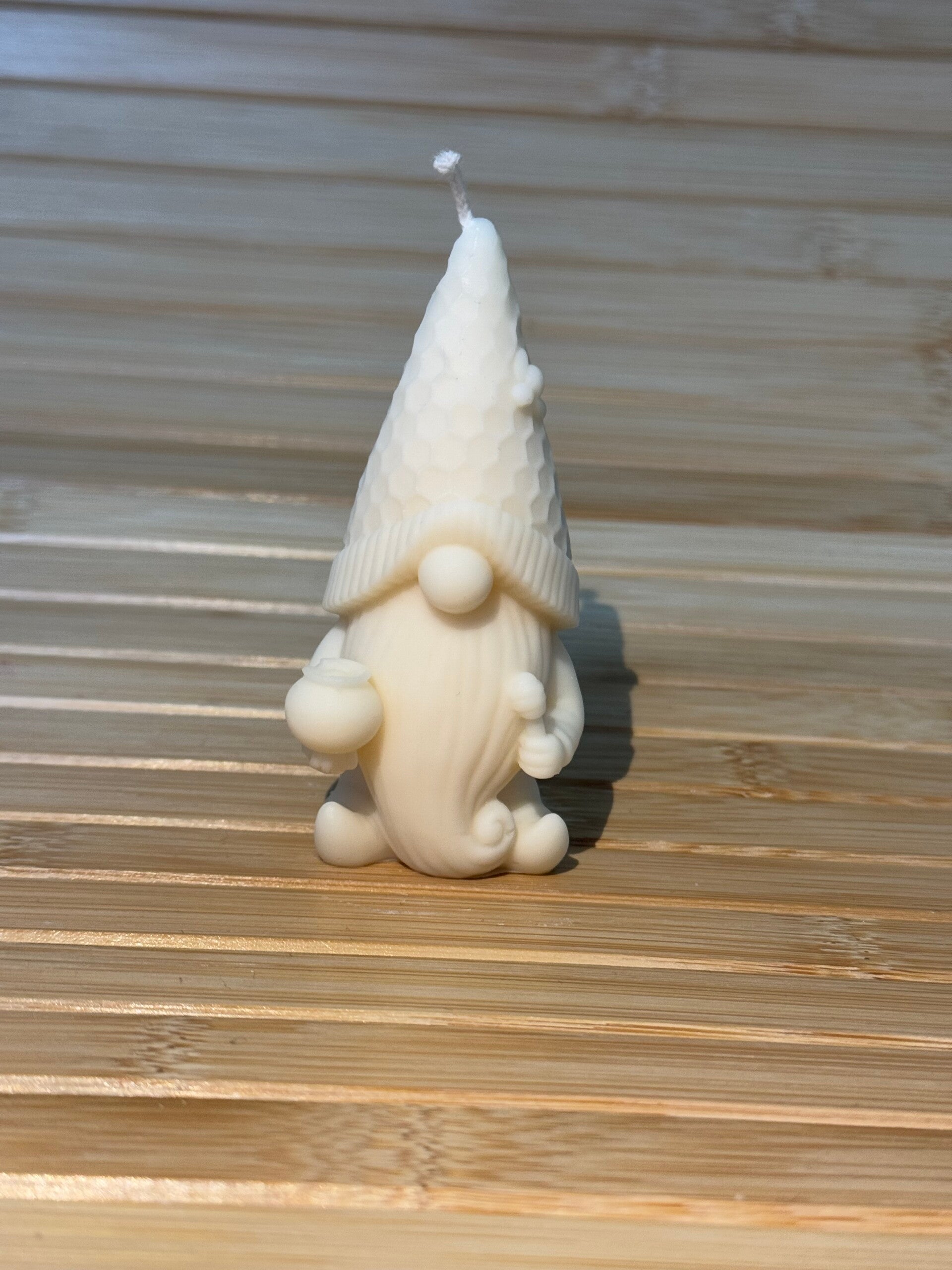 Handgemachter Wichtel mit Honigtopf – aus reinem Rapswachs