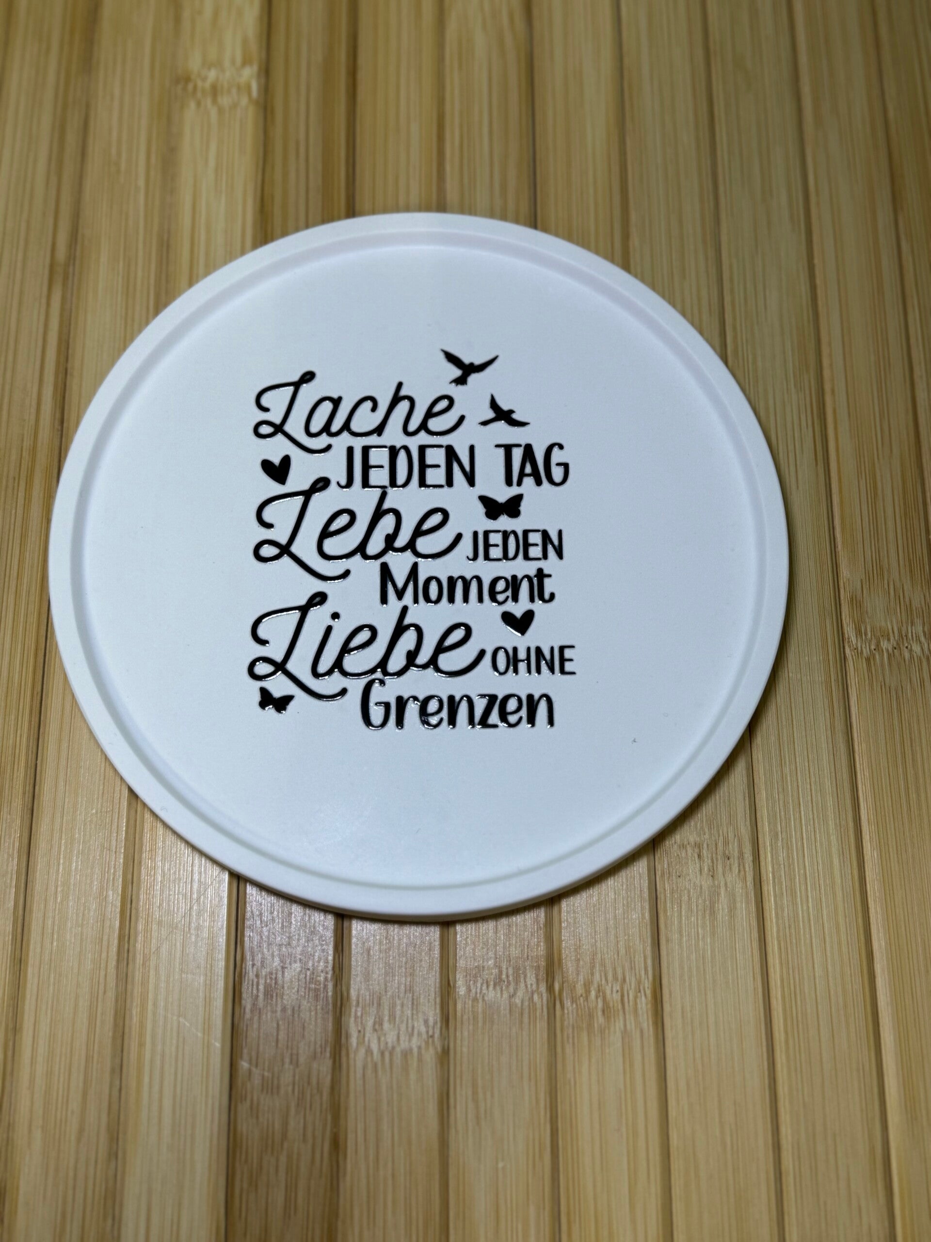 🤍 Handgemachter Keramik-Dekoteller – „Lache jeden Tag“