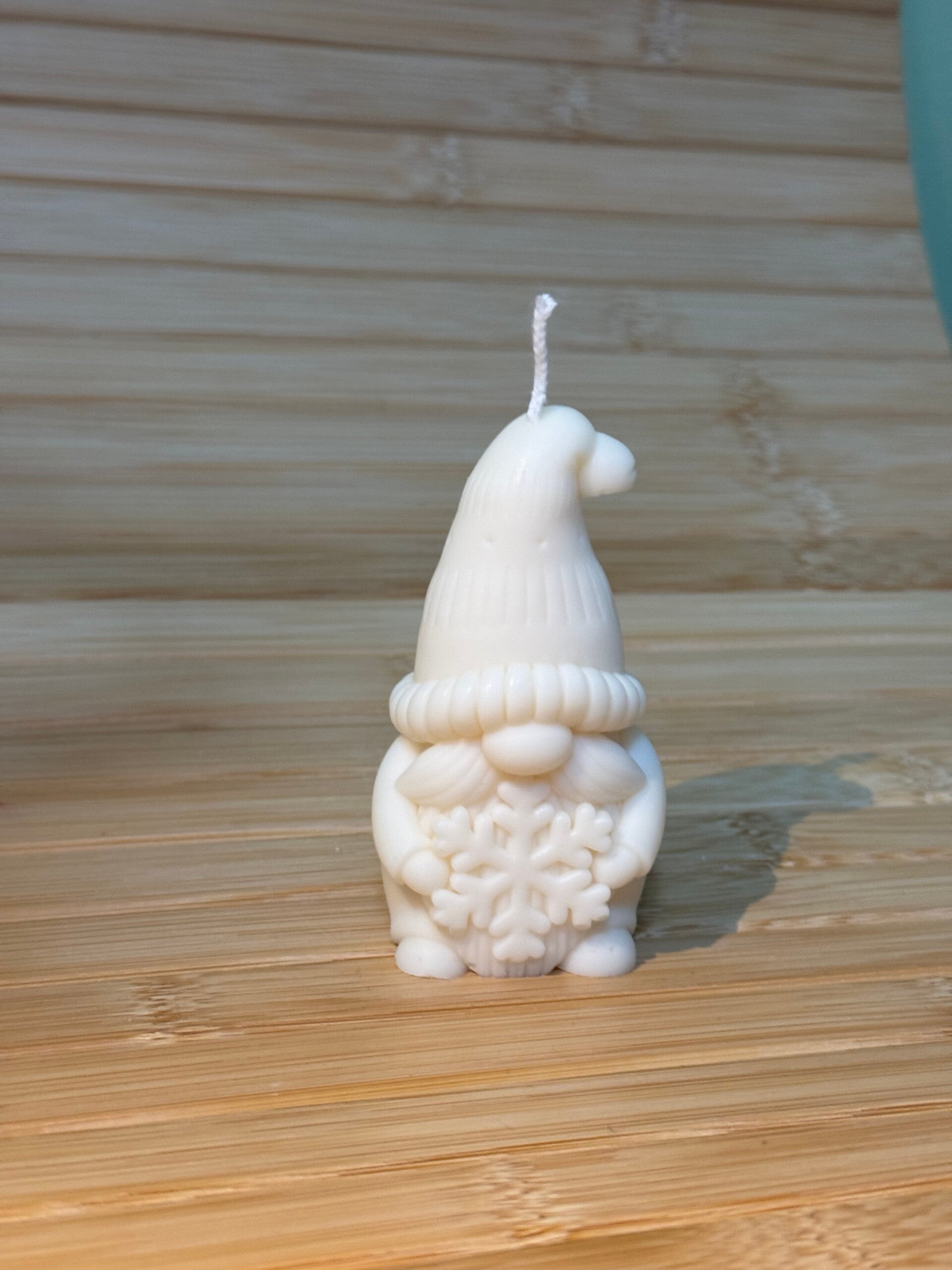 Handgemachter Wichtel mit Schneeflocke – aus reinem Rapswachs