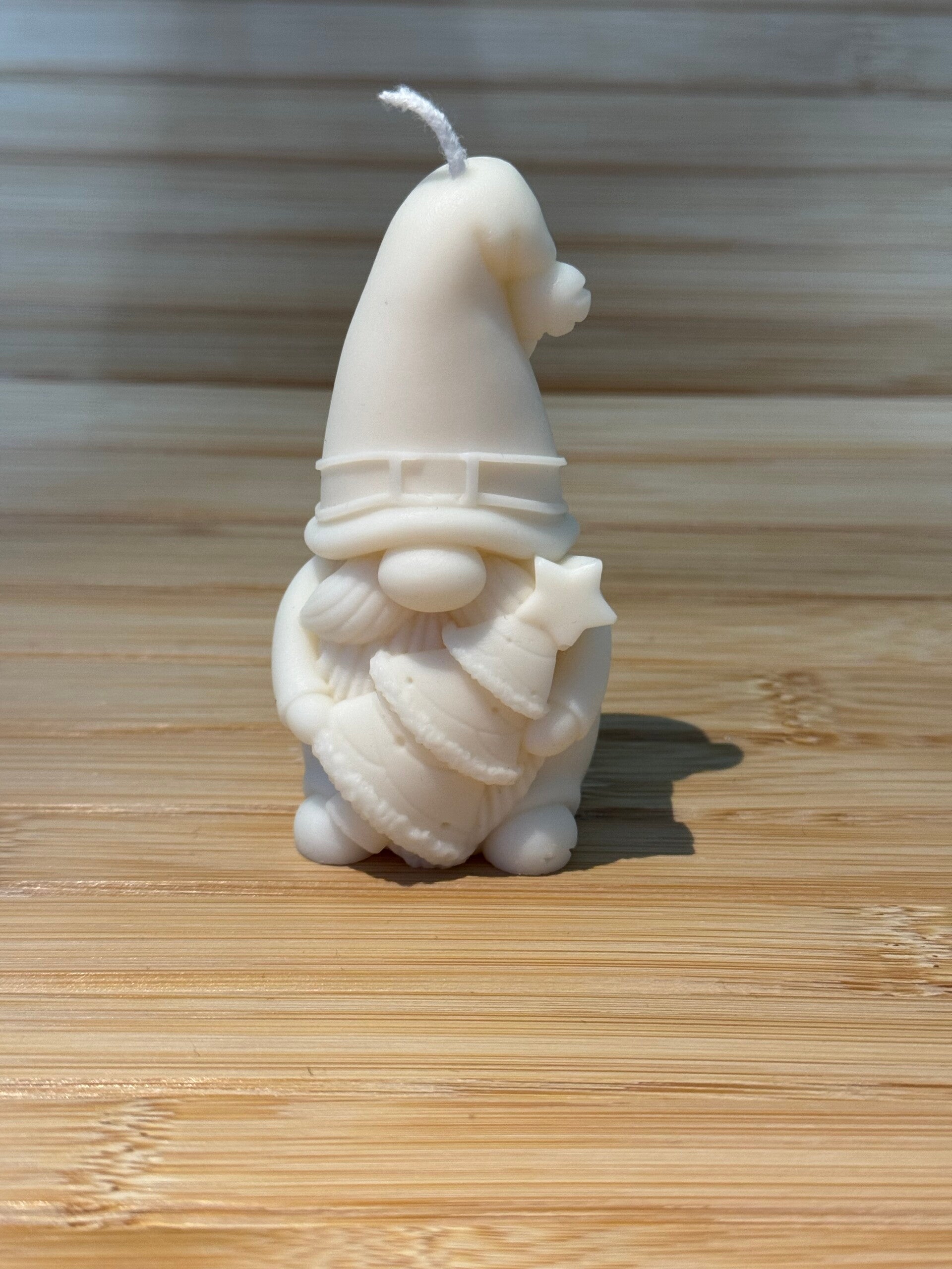 Handgemachter Wichtel mit Tannenbaum – aus reinem Rapswachs