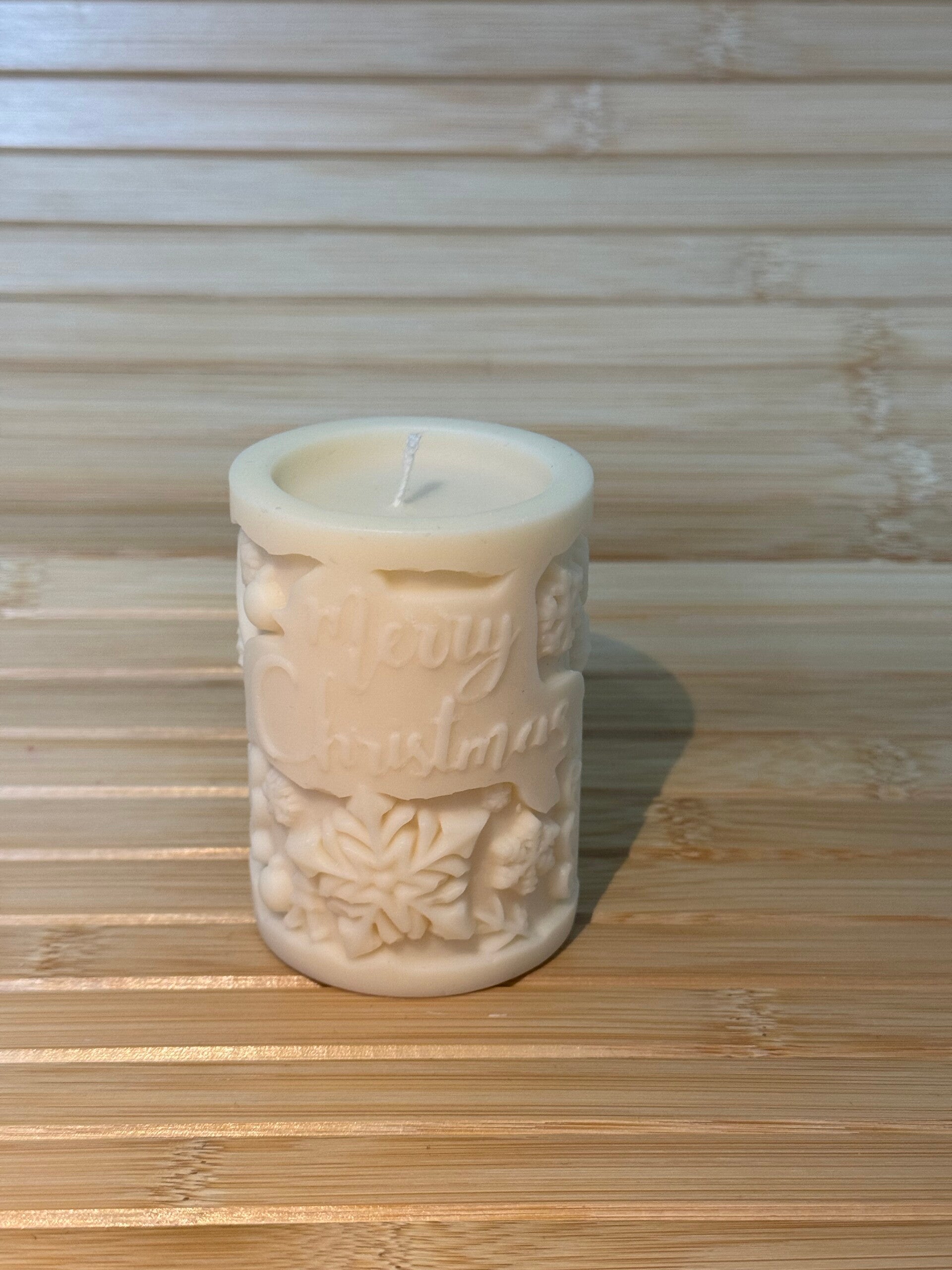 🎄 Handgemachte Rapswachs-Kerze – „Merry Christmas“