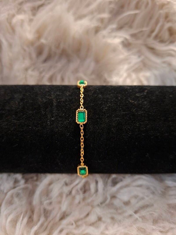 Gouden armband met groene steentjes