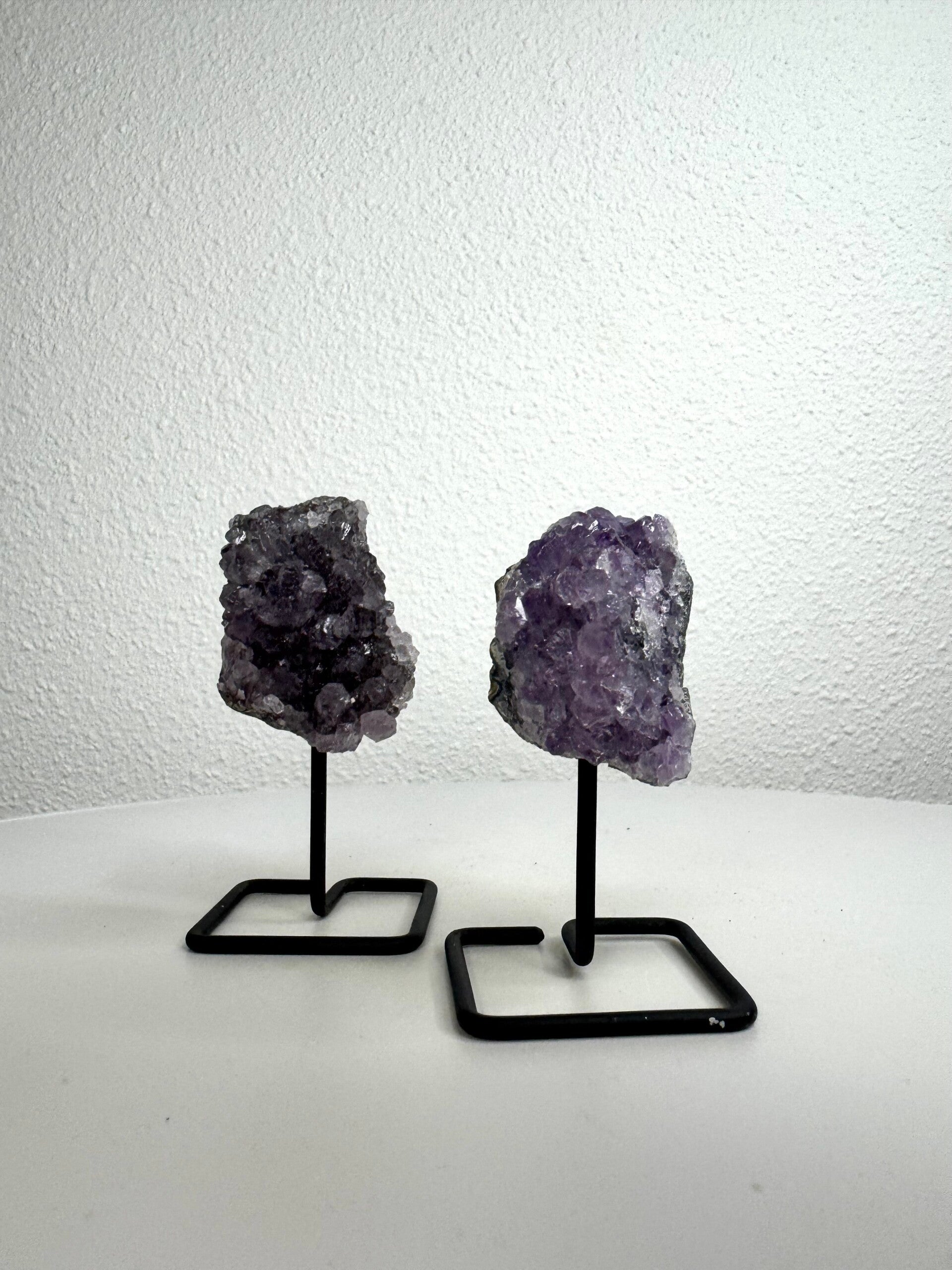 Amethist ruw op standaard