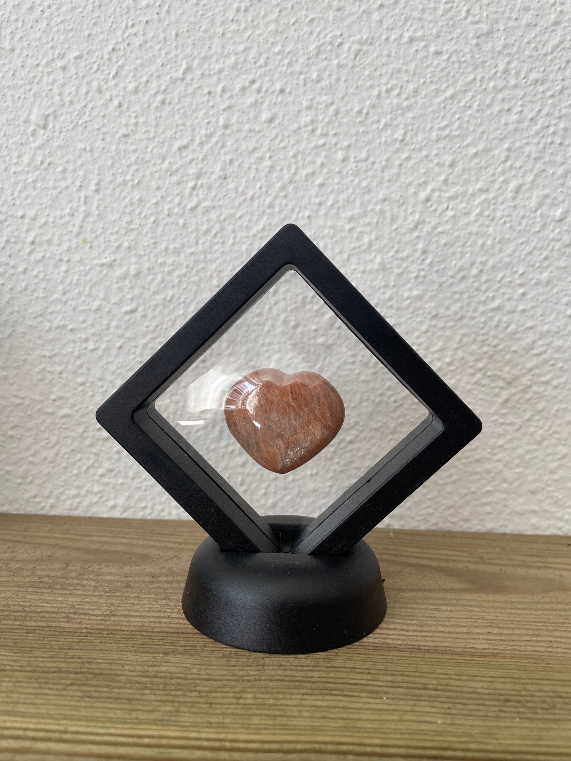 Perzik maansteen hartje in venster