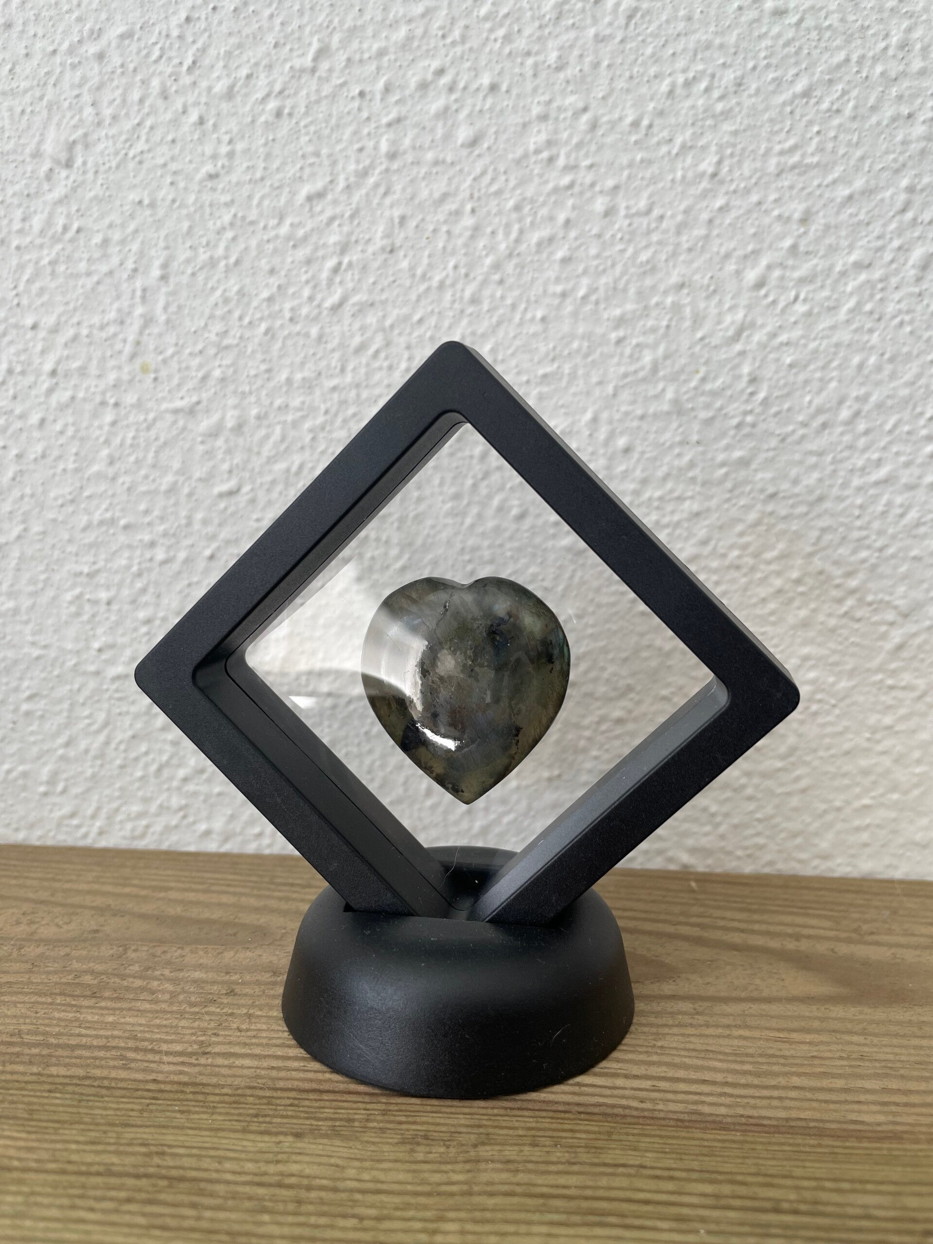 Labradoriet hartje in venster