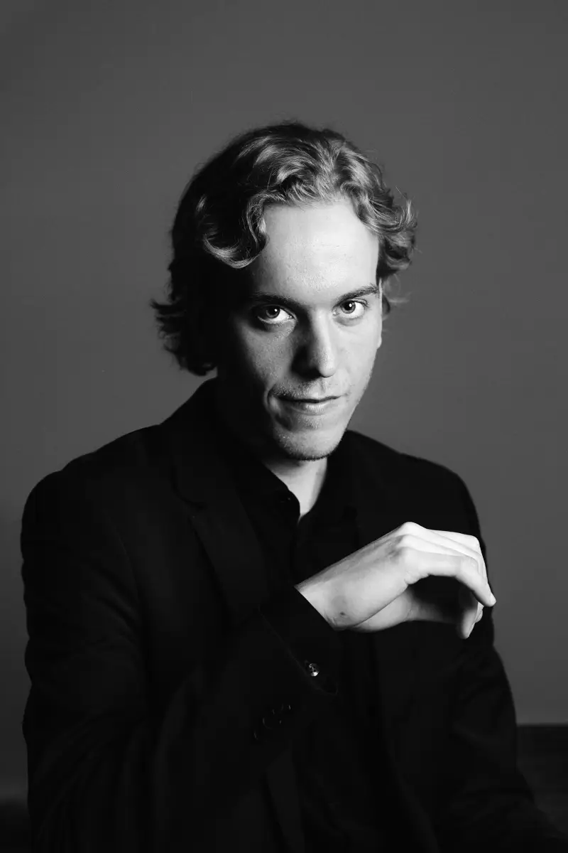 Dirigent Joost Hekel tijdens een concert