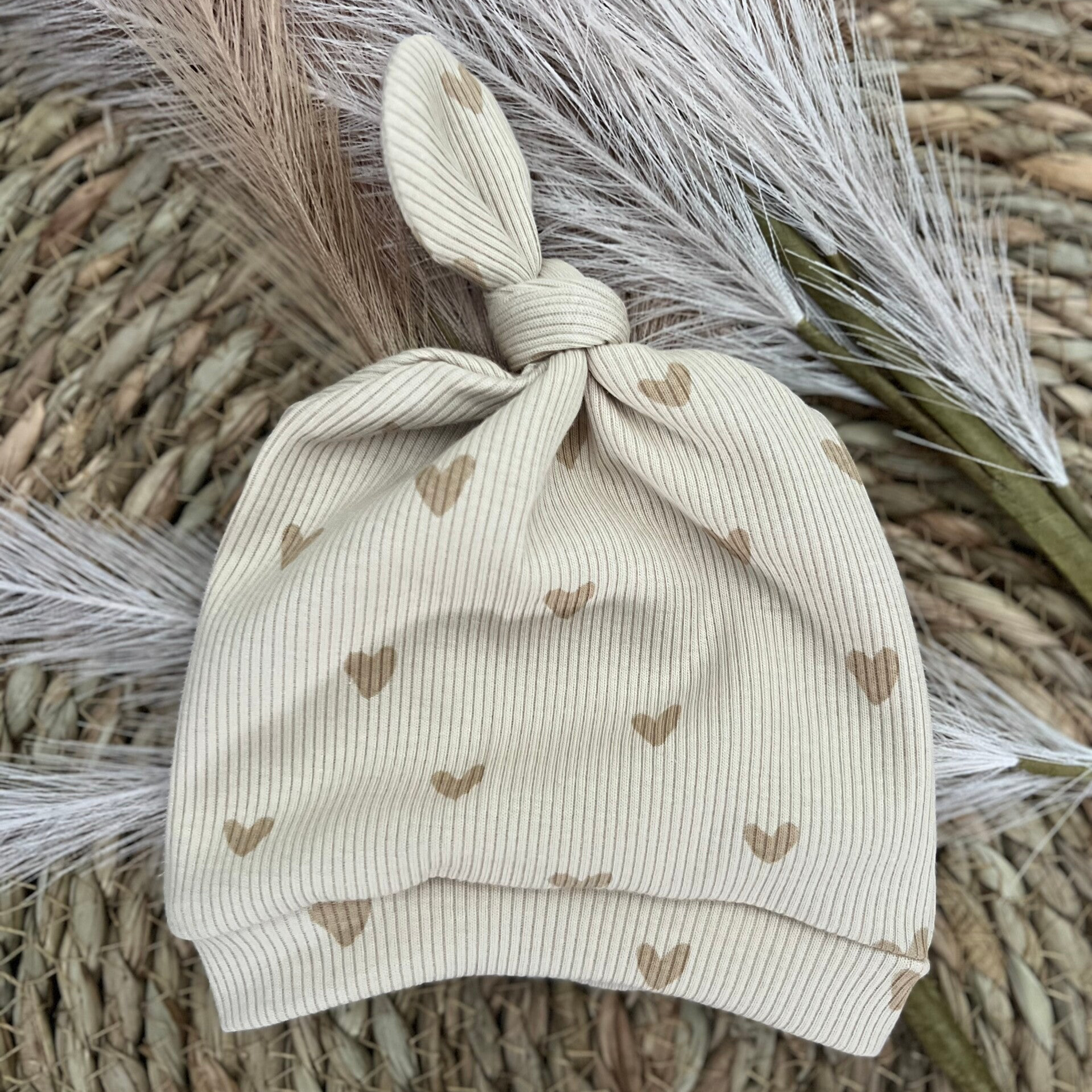 Mutsje rib hartjes beige