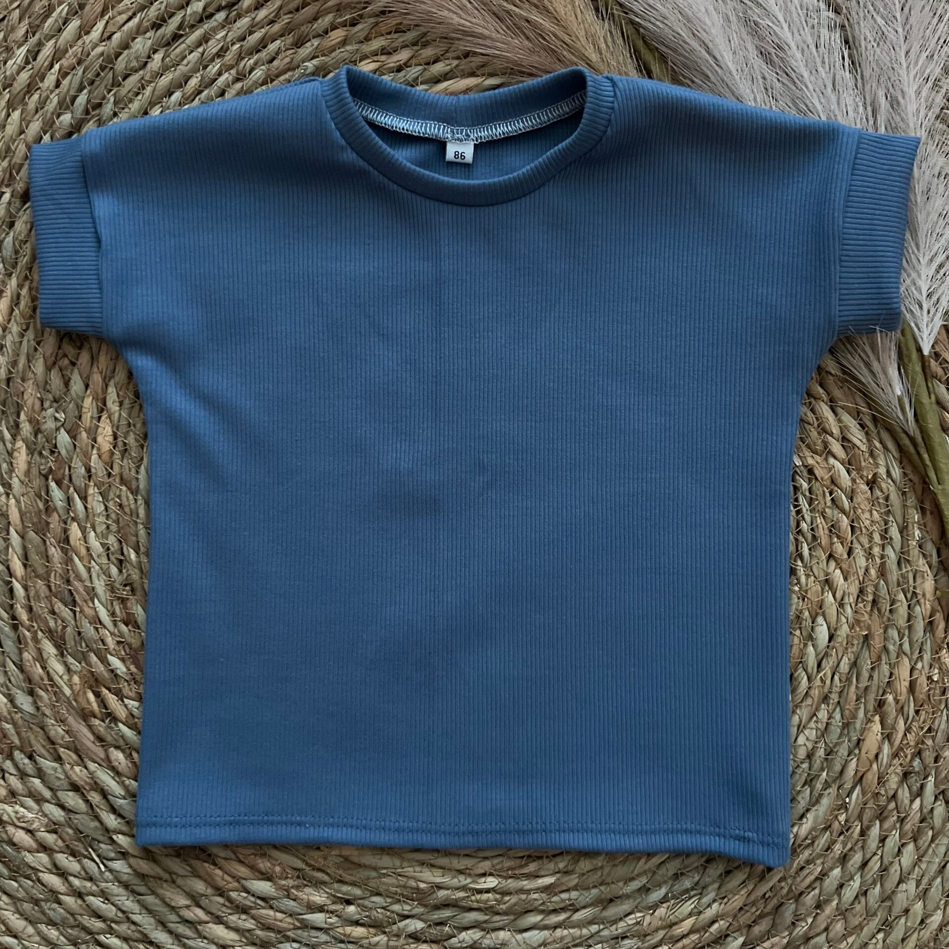 T-shirt rib dark jeans