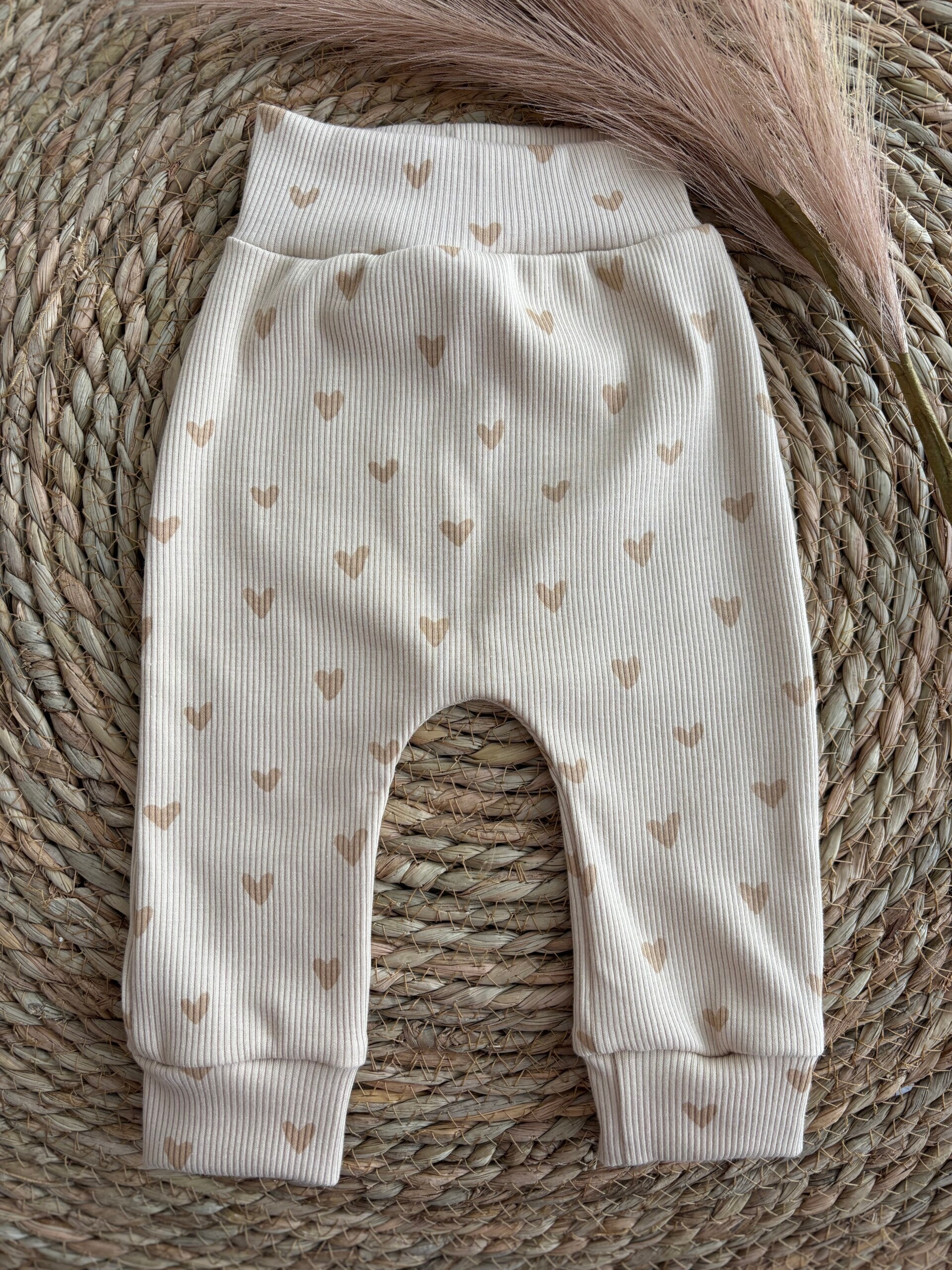 Broekje rib hartjes beige