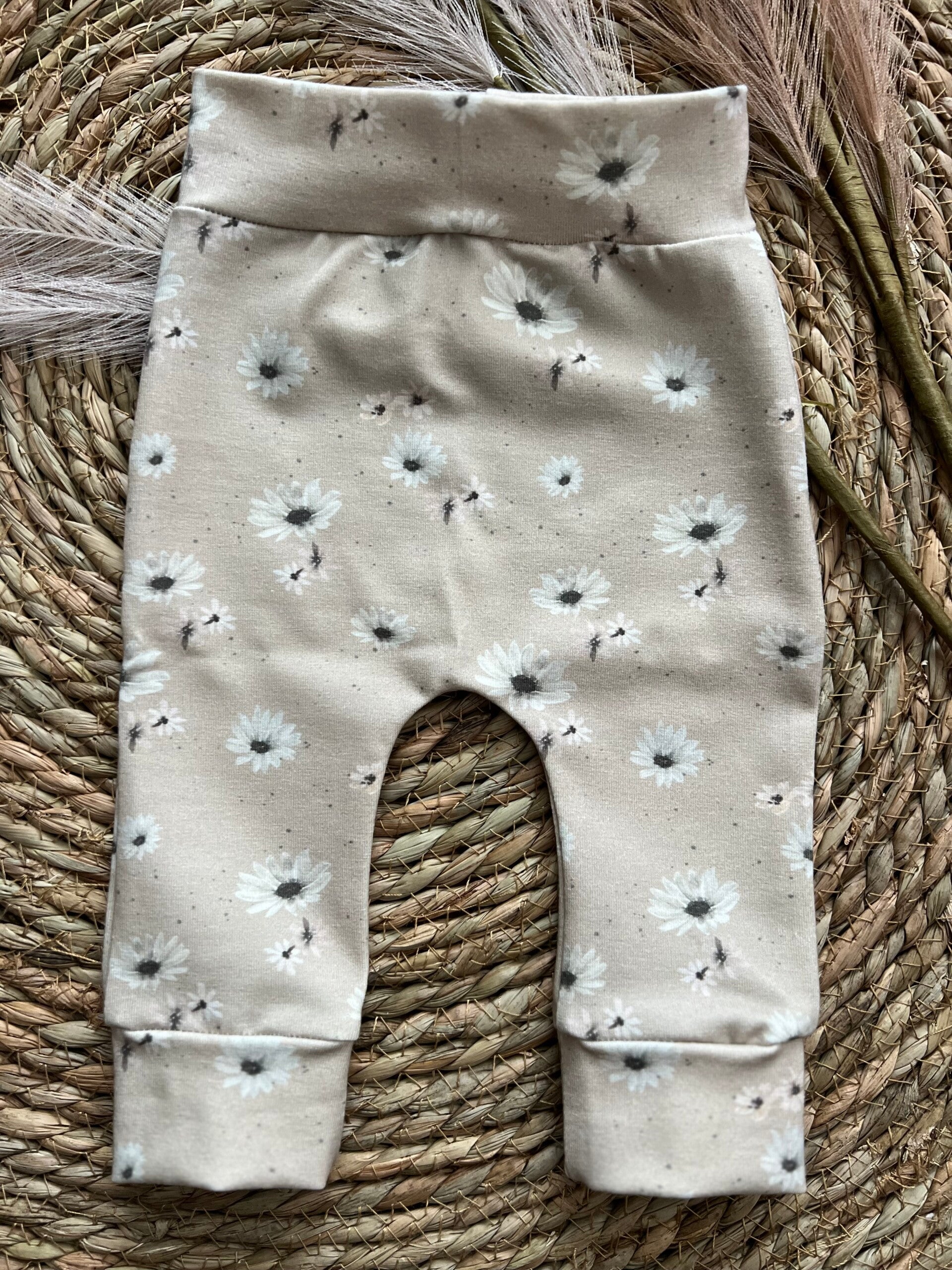 Broekje beige bloemen 50/56