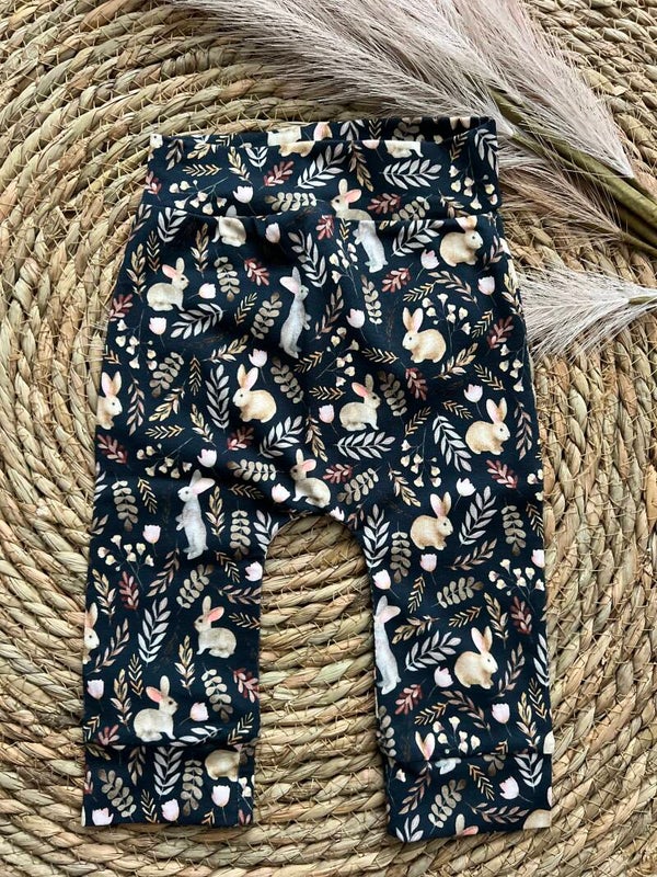 Broekje haasjes blauw 62/68