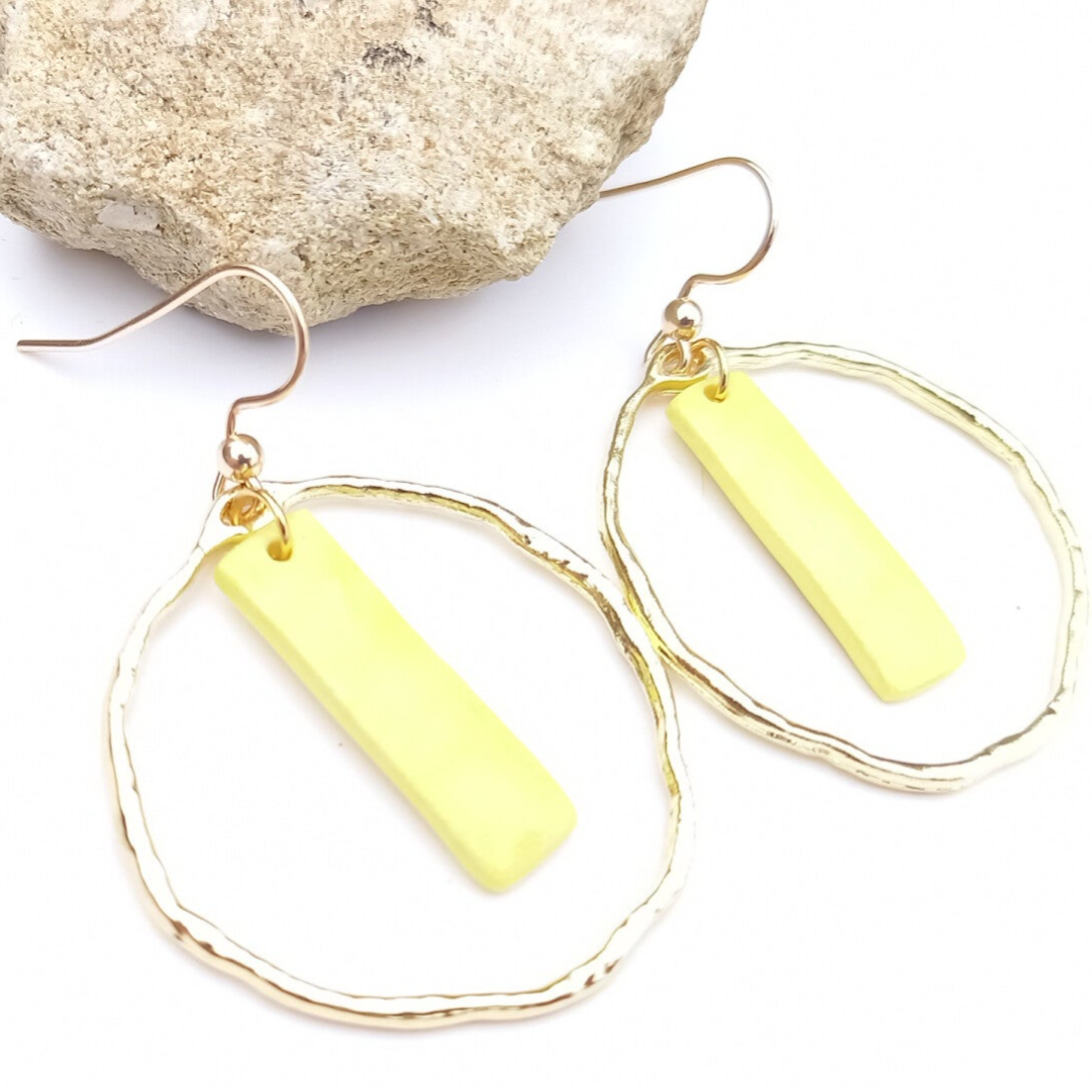 Ronde gouden creolen met gele staafjes - chirurgisch staal