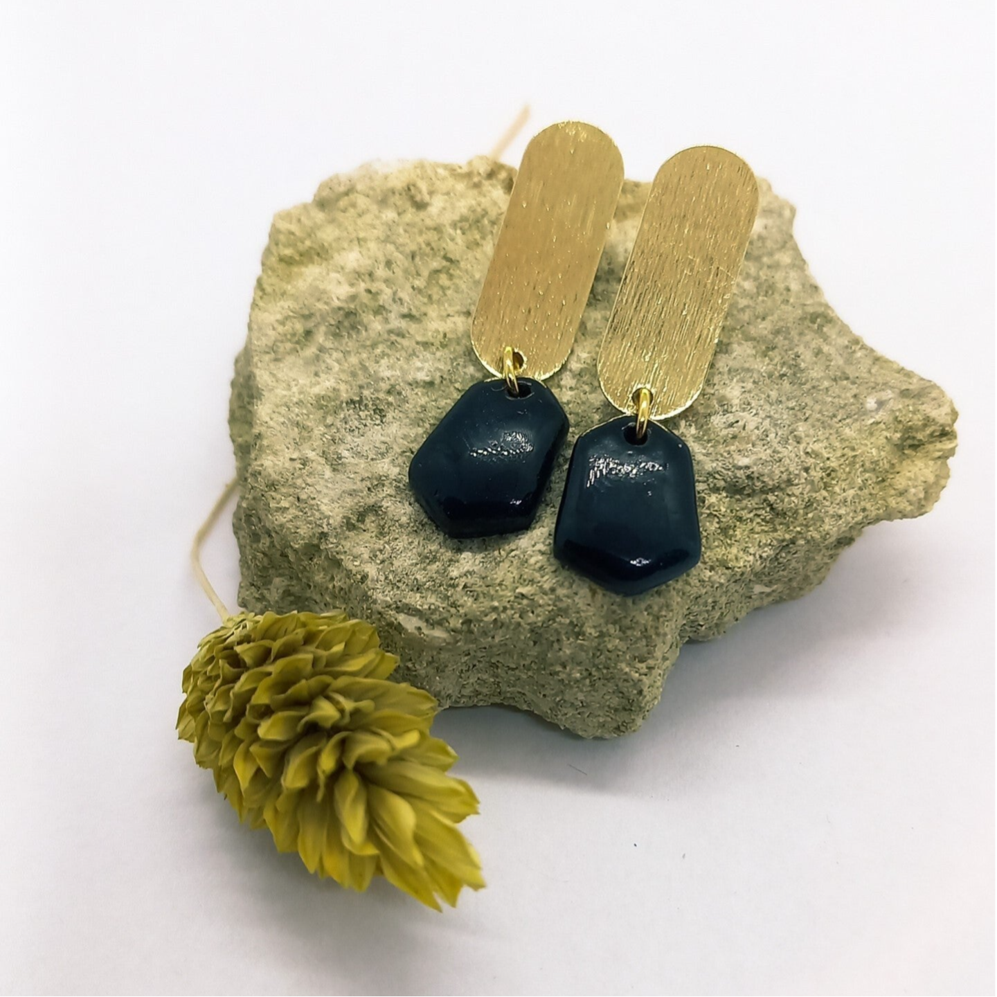 Kleine zwarte zeshoekige gouden oorstekers - stainless steel